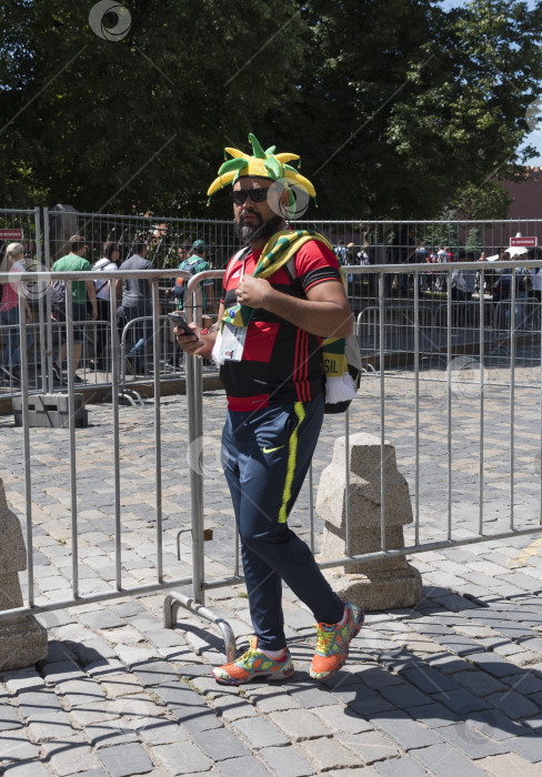 Скачать МОСКВА - 15 июня 2018 года: Фанатики Чемпионата мира по футболу в Бразилии в своих типичных костюмах на улицах 15 июня 2018 года в Москве, Россия фотосток Ozero