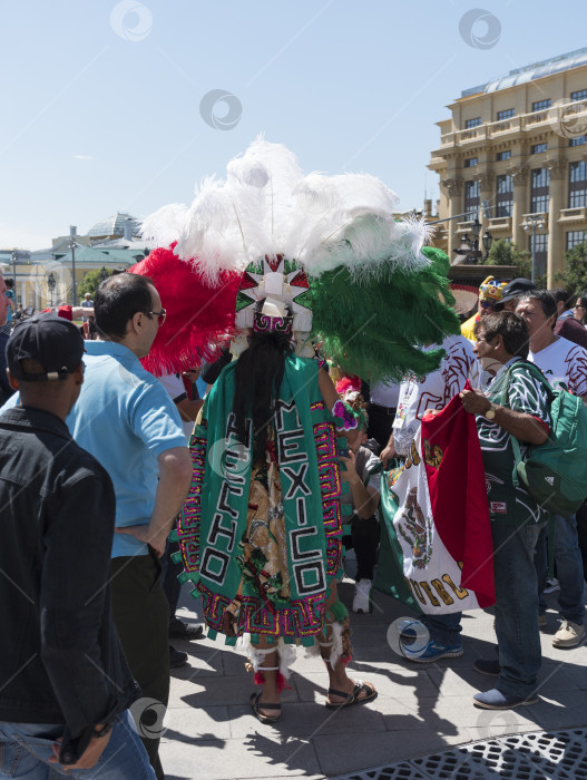 Скачать МОСКВА - 15 июня 2018 года: Фанатики Чемпионата мира по футболу в Мексике в своих типичных костюмах на улицах 15 июня 2018 года в Москве, Россия фотосток Ozero