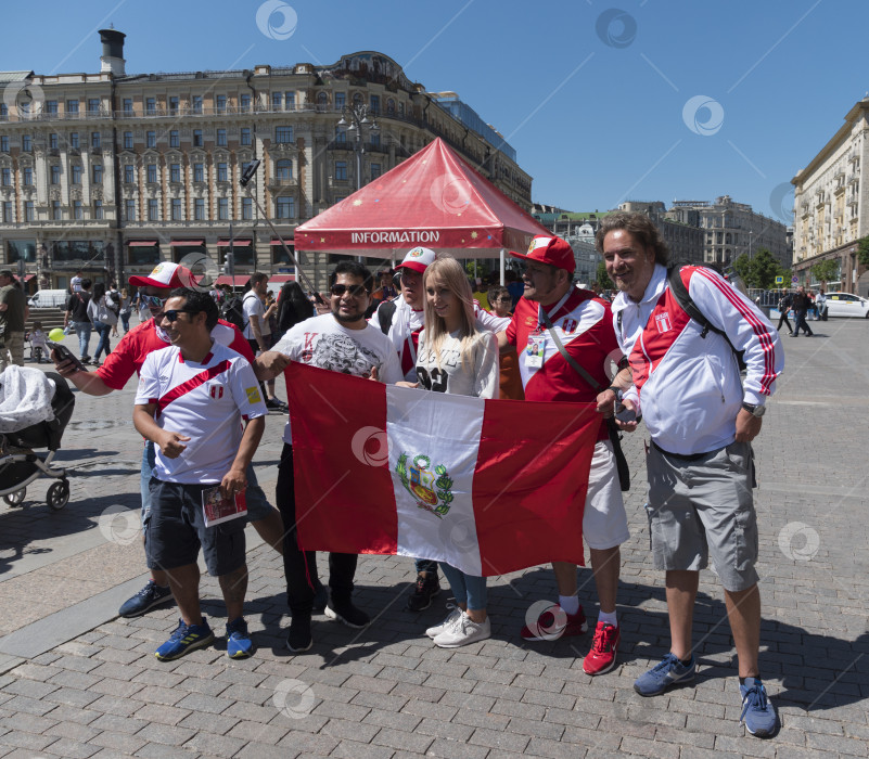 Скачать МОСКВА - 15 июня 2018 года: Фанатики Чемпионата мира по футболу из Перу с флагами в своих типичных костюмах на улицах 15 июня 2018 года в Москве, Россия фотосток Ozero