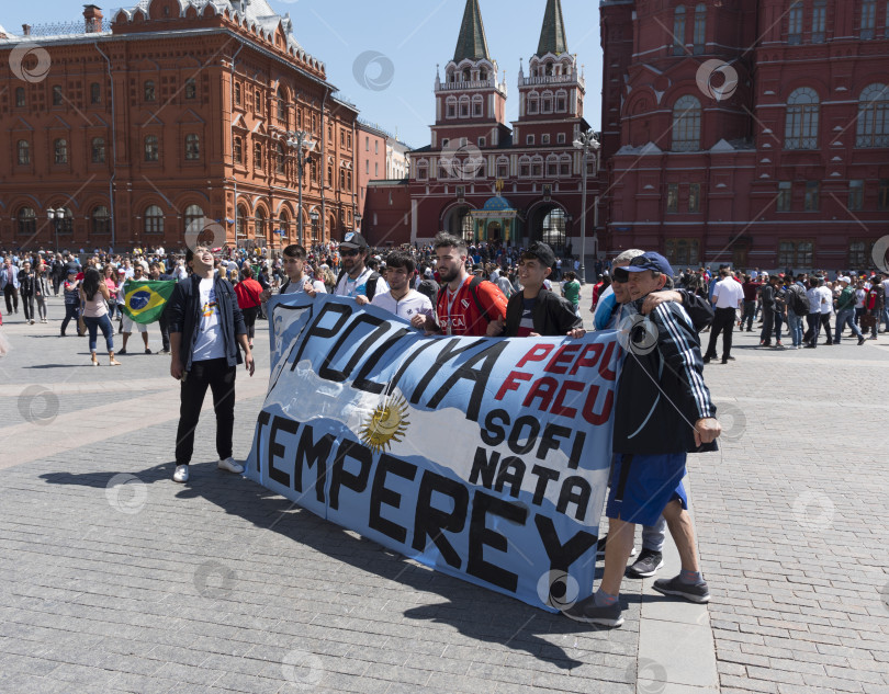 Скачать МОСКВА - 15 июня 2018 года: Фанатики Чемпионата мира по футболу из Аргентины с флагами в своих типичных костюмах на улицах 15 июня 2018 года в Москве, Россия фотосток Ozero