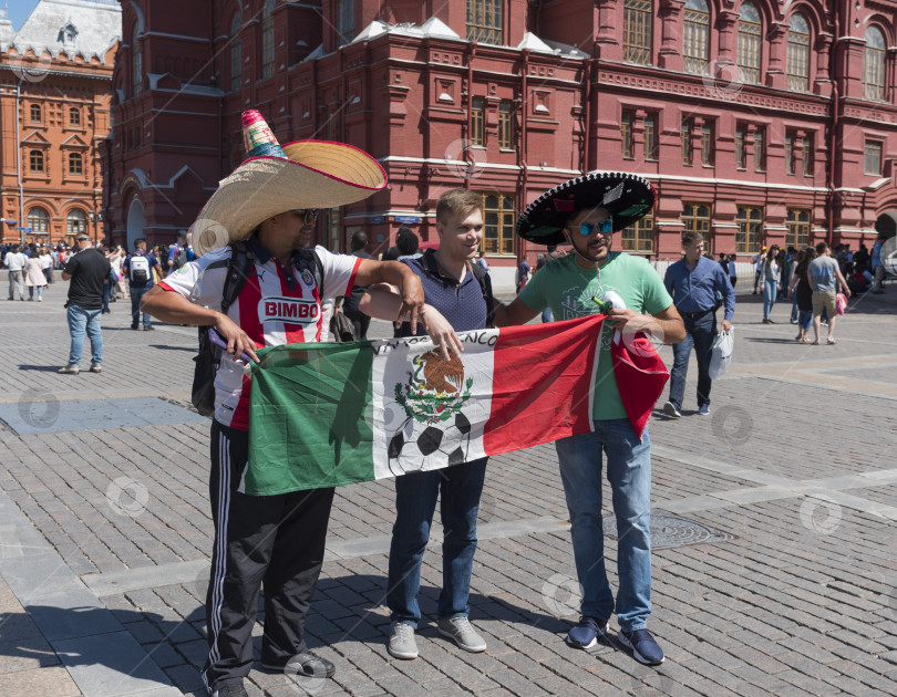 Скачать МОСКВА - 15 июня 2018 года: Фанатики Чемпионата мира по футболу в Мексике в своих типичных костюмах на улицах 15 июня 2018 года в Москве, Россия фотосток Ozero