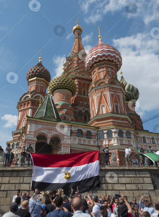 Скачать МОСКВА - 17 июня 2018 г.: Фанатики Чемпионата мира по футболу из Египта с флагами в своих типичных костюмах на улицах 17 июня 2018 г. в Москве, Россия фотосток Ozero