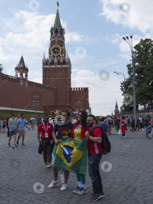 Скачать МОСКВА - 17 июня 2018 года: Фанатики Чемпионата мира по футболу в Бразилии с флагами в своих типичных костюмах на улицах 17 июня 2018 года в Москве, Россия фотосток Ozero