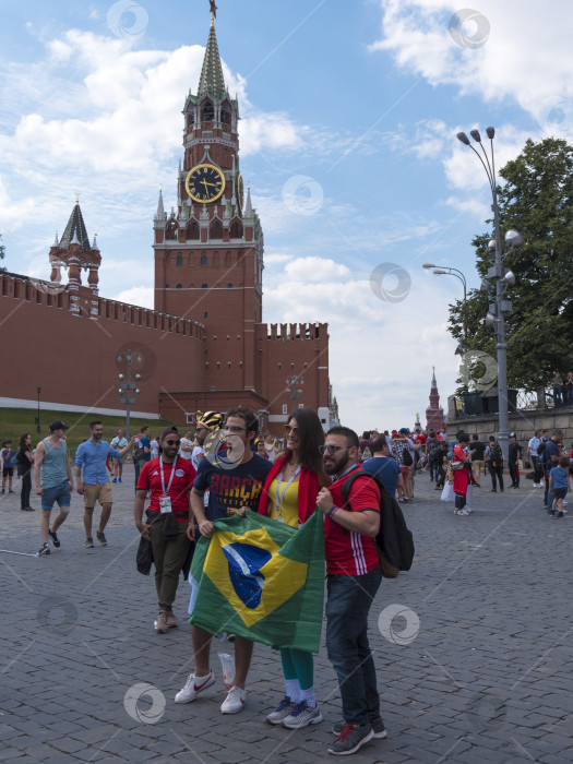 Скачать МОСКВА - 17 июня 2018 года: Фанатики Чемпионата мира по футболу в Бразилии с флагами в своих типичных костюмах на улицах 17 июня 2018 года в Москве, Россия фотосток Ozero