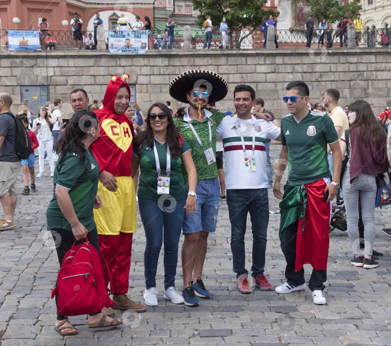 Скачать МОСКВА - 15 июня 2018 года: Фанатики Чемпионата мира по футболу в Мексике в своих типичных костюмах на улицах 15 июня 2018 года в Москве, Россия фотосток Ozero