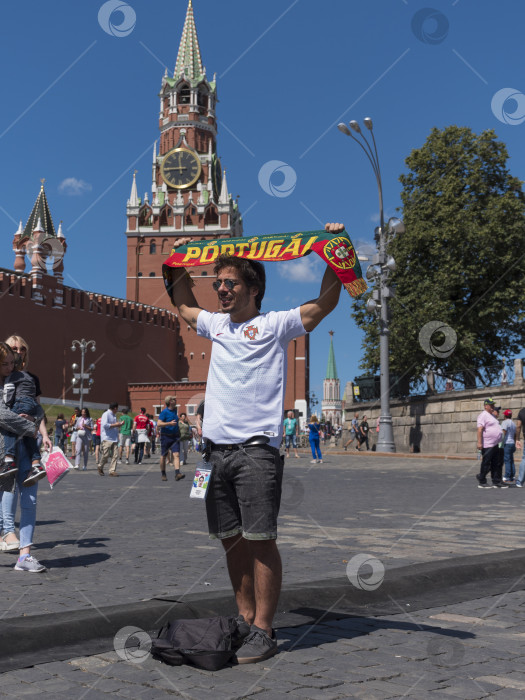 Скачать МОСКВА - 20 июня 2018 года: Фанатики Чемпионата мира по футболу в Португалии в своих типичных костюмах на улицах 20 июня 2018 года в Москве, Россия фотосток Ozero