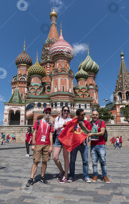 Скачать МОСКВА - 20 июня 2018 года: Фанатики Чемпионата мира по футболу в Португалии в своих типичных костюмах на улицах 20 июня 2018 года в Москве, Россия фотосток Ozero