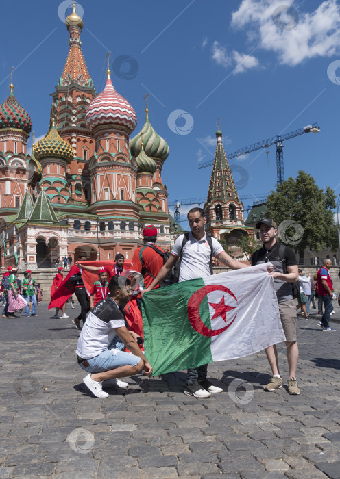 Скачать МОСКВА - 20 июня 2018 года: Фанатики Чемпионата мира по футболу из Туниса, Марокко, Алжира, Иордании с флагами в своих типичных костюмах на улицах 20 июня 2018 года в Москве, Россия фотосток Ozero