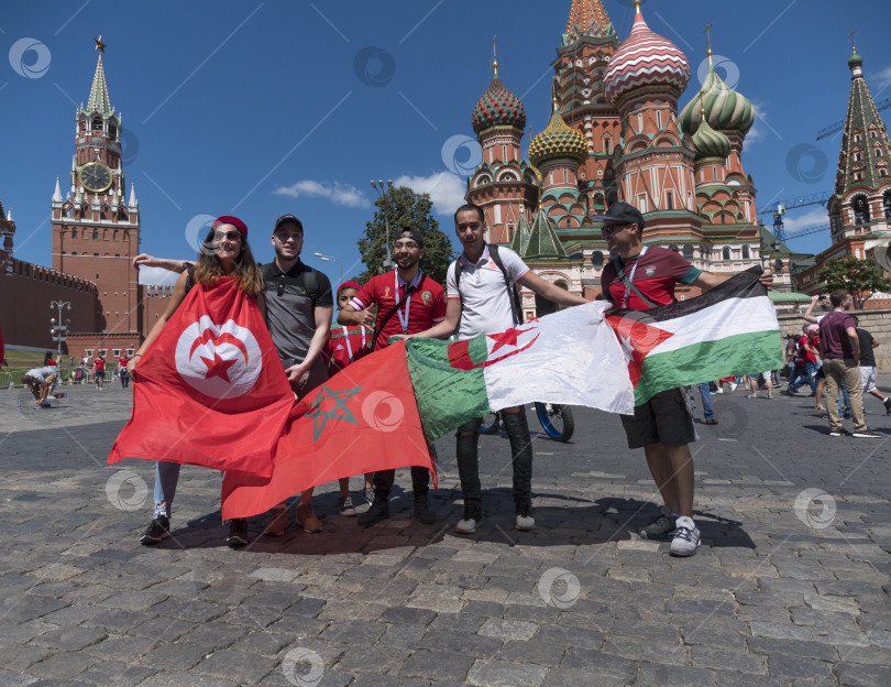 Скачать МОСКВА - 20 июня 2018 года: Фанатики Чемпионата мира по футболу из Туниса, Марокко, Алжира, Иордании с флагами в своих типичных костюмах на улицах 20 июня 2018 года в Москве, Россия фотосток Ozero