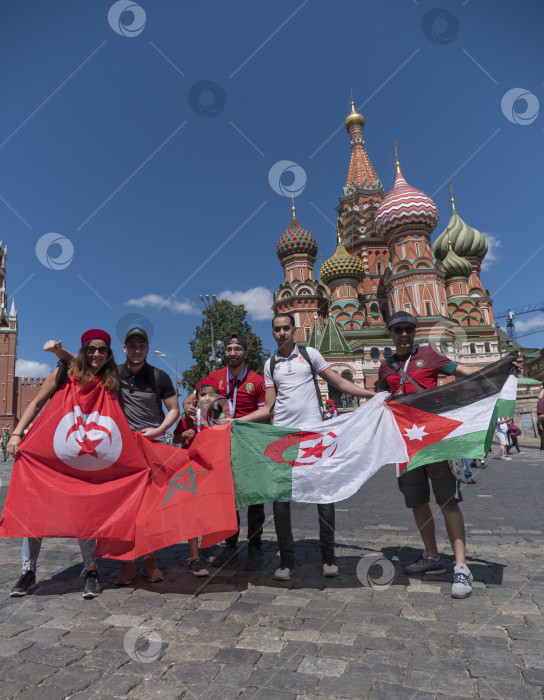 Скачать МОСКВА - 20 июня 2018 года: Фанатики Чемпионата мира по футболу из Туниса, Марокко, Алжира, Иордании с флагами в своих типичных костюмах на улицах 20 июня 2018 года в Москве, Россия фотосток Ozero