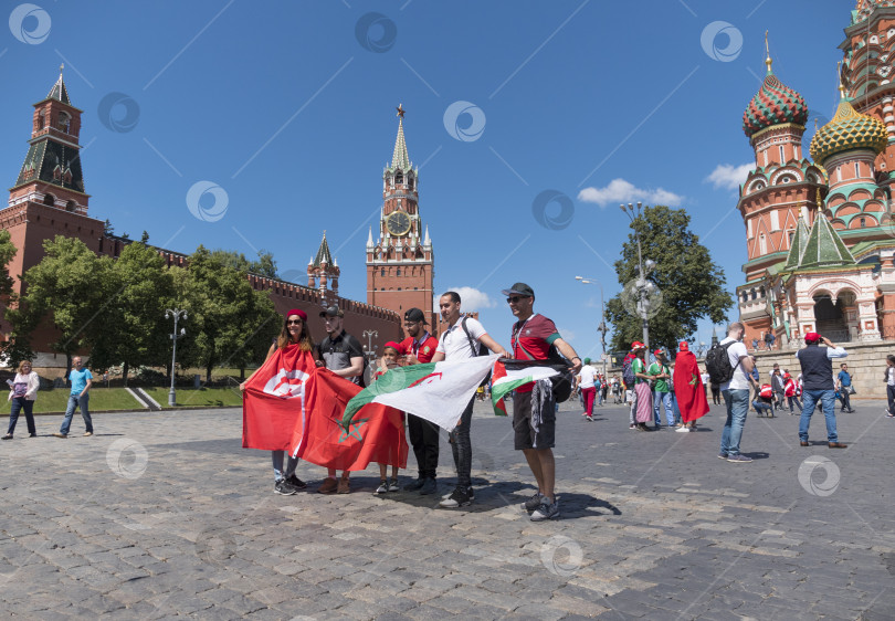 Скачать МОСКВА - 20 июня 2018 года: Фанатики Чемпионата мира по футболу из Туниса, Марокко, Алжира, Иордании с флагами в своих типичных костюмах на улицах 20 июня 2018 года в Москве, Россия фотосток Ozero