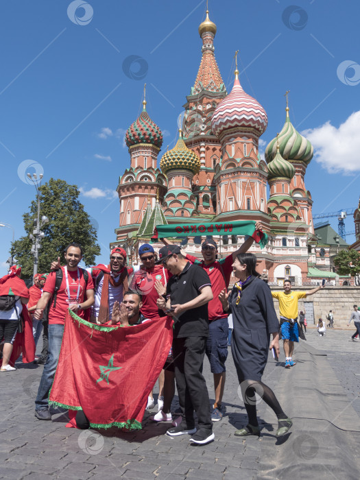 Скачать МОСКВА - 20 июня 2018 года: Фанатики Чемпионата мира по футболу из Марокко с флагами в своих типичных костюмах на улицах 20 июня 2018 года в Москве, Россия фотосток Ozero