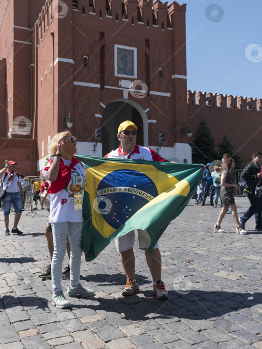 Скачать МОСКВА - 17 июня 2018 года: Фанатики Чемпионата мира по футболу в Бразилии с флагами в своих типичных костюмах на улицах 17 июня 2018 года в Москве, Россия фотосток Ozero