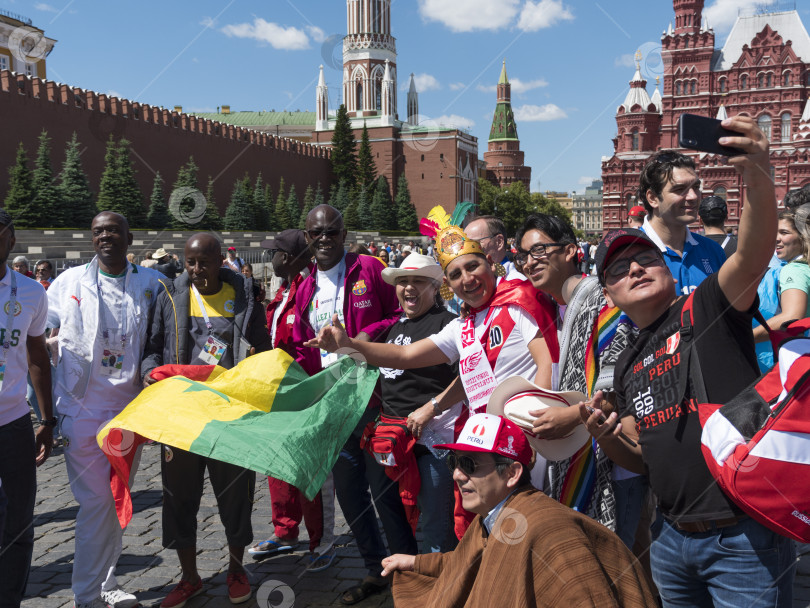Скачать МОСКВА - 17 июня 2018 года: Фанатики Чемпионата мира по футболу в Бразилии с флагами в своих типичных костюмах на улицах 17 июня 2018 года в Москве, Россия фотосток Ozero