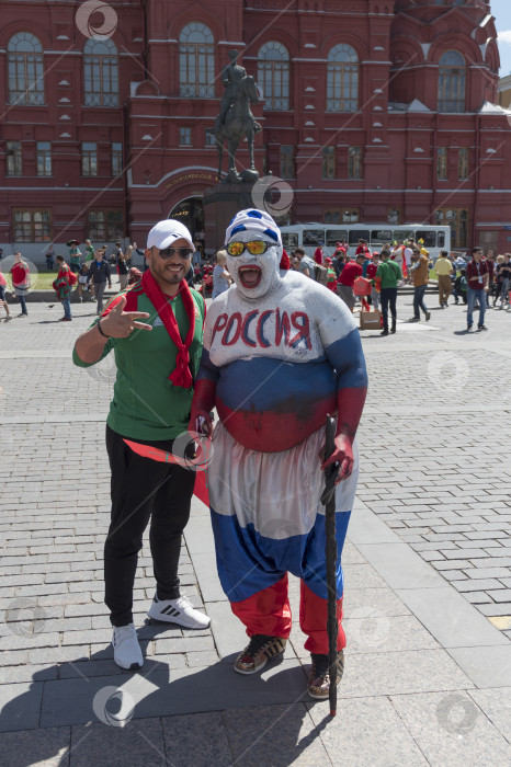 Скачать МОСКВА - 20 июня 2018 г.: Фанатики Чемпионата мира по футболу из Марокко, Россия, с флагами в своих типичных костюмах на улицах 20 июня 2018 г. в Москве, Россия фотосток Ozero