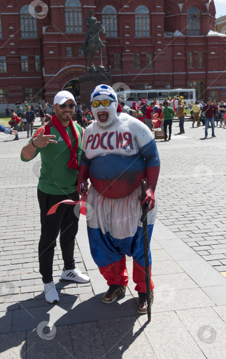 Скачать МОСКВА - 20 июня 2018 г.: Фанатики Чемпионата мира по футболу из Марокко, Россия, с флагами в своих типичных костюмах на улицах 20 июня 2018 г. в Москве, Россия фотосток Ozero