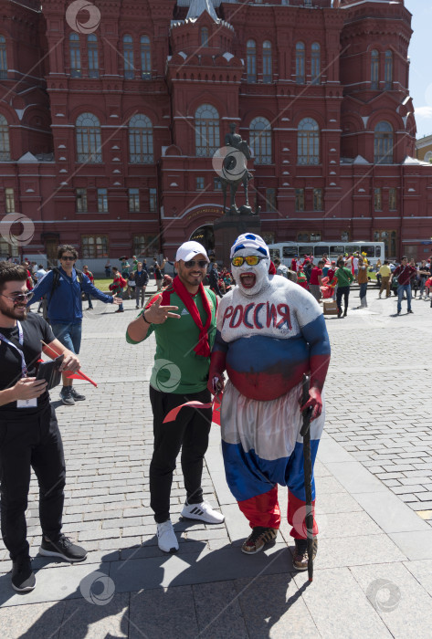 Скачать МОСКВА - 20 июня 2018 г.: Фанатики Чемпионата мира по футболу из Марокко, Россия, с флагами в своих типичных костюмах на улицах 20 июня 2018 г. в Москве, Россия фотосток Ozero