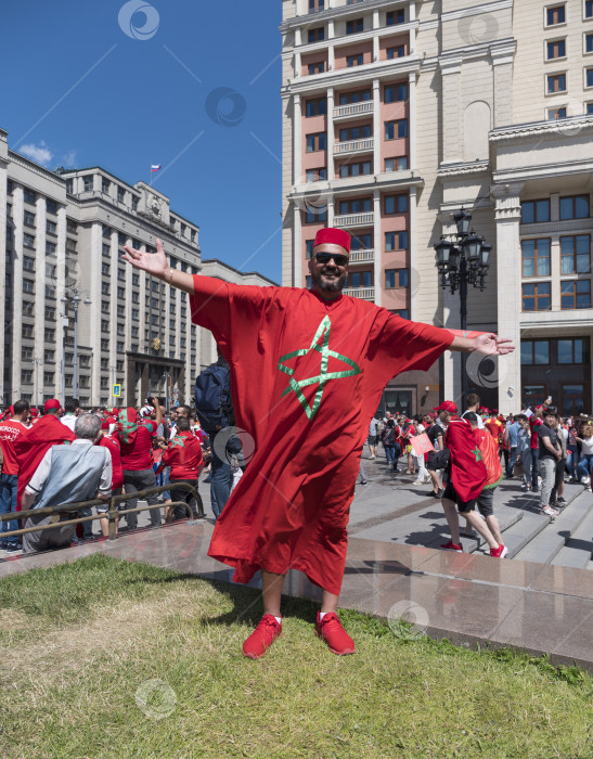 Скачать МОСКВА - 20 июня 2018 года: Фанатики Чемпионата мира по футболу из Марокко с флагами в своих типичных костюмах на улицах 20 июня 2018 года в Москве, Россия фотосток Ozero