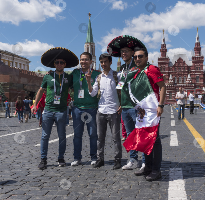 Скачать МОСКВА - 20 июня 2018 года: Фанатики Чемпионата мира по футболу в Мексике в своих типичных костюмах на улицах 20 июня 2018 года в Москве, Россия фотосток Ozero