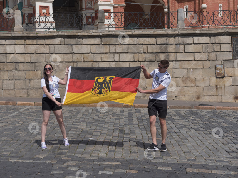 Скачать МОСКВА - 26 июня 2018 г.: Фанатики Чемпионата мира по футболу из Германии с флагами в своих типичных костюмах на улицах 26 июня 2018 г. в Москве, Россия фотосток Ozero