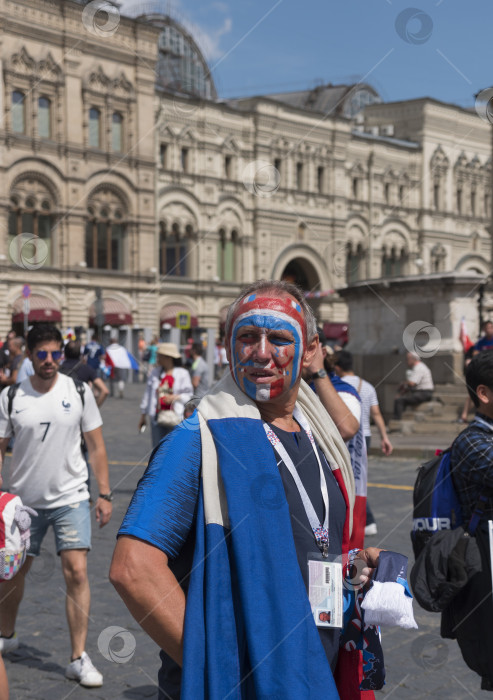 Скачать МОСКВА - 26 июня 2018 г.: Фанаты Чемпионата мира по футболу во Франции с флагами в своих типичных костюмах на улицах 26 июня 2018 г. в Москве, Россия фотосток Ozero