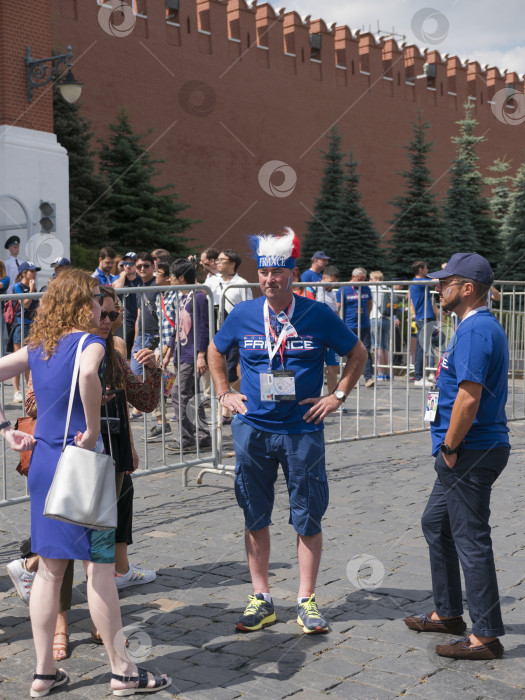 Скачать МОСКВА - 26 июня 2018 г.: Фанаты Чемпионата мира по футболу во Франции с флагами в своих типичных костюмах на улицах 26 июня 2018 г. в Москве, Россия фотосток Ozero