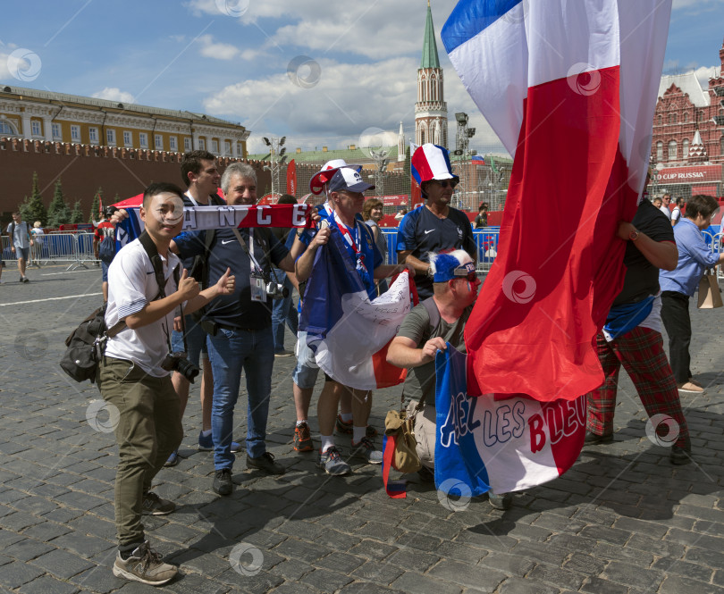 Скачать МОСКВА - 26 июня 2018 г.: Фанаты Чемпионата мира по футболу во Франции с флагами в своих типичных костюмах на улицах 26 июня 2018 г. в Москве, Россия фотосток Ozero