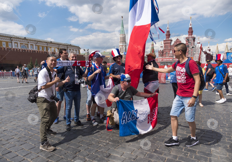 Скачать МОСКВА - 26 июня 2018 г.: Фанаты Чемпионата мира по футболу во Франции с флагами в своих типичных костюмах на улицах 26 июня 2018 г. в Москве, Россия фотосток Ozero