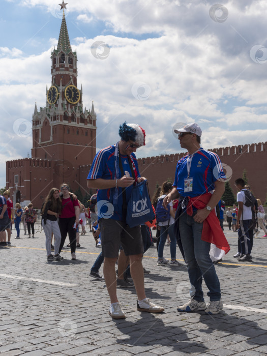 Скачать МОСКВА - 26 июня 2018 г.: Фанаты Чемпионата мира по футболу во Франции с флагами в своих типичных костюмах на улицах 26 июня 2018 г. в Москве, Россия фотосток Ozero