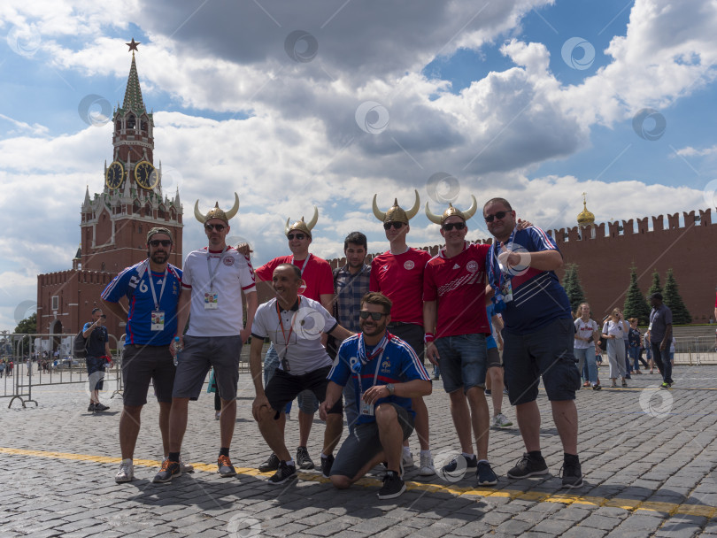 Скачать МОСКВА - 26 июня 2018 г.: Фанатики Чемпионата мира по футболу из Франции и Дании с флагами в своих типичных костюмах на улицах 26 июня 2018 г. в Москве, Россия фотосток Ozero