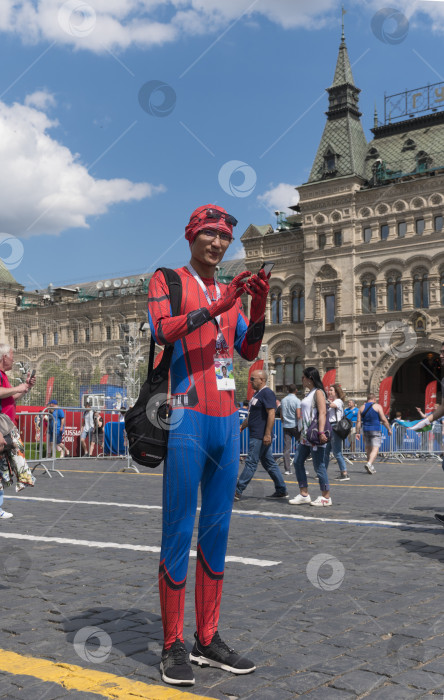 Скачать МОСКВА - 26 июня 2018 года: Фанатики Чемпионата мира по футболу в костюме человека-паука на улицах 26 июня 2018 года в Москве, Россия фотосток Ozero