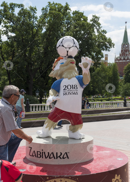 Скачать МОСКВА, Россия - 26 июня 2018 г.: футбольные болельщики фотографируются с символикой Чемпионата мира по футболу FIFA 2018 в России Забивака 26 июня 2018 г. в Москве, Россия фотосток Ozero