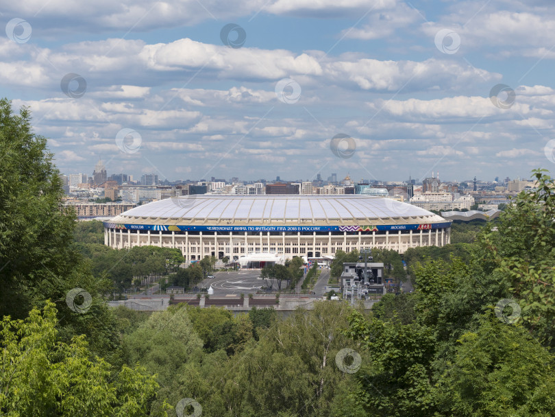 Скачать МОСКВА, Россия - 20 июня 2018 года: стадион "Лужники" в Москве, вид с Воробьевых гор на Чемпионат мира по футболу 2018 года в России фотосток Ozero