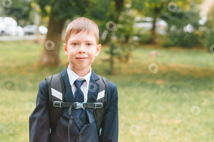 Скачать школьник в школьной форме и с рюкзаком стоит на улице. Мальчик в школьной форме. концепция возвращения к школе и отсутствие желания учиться фотосток Ozero