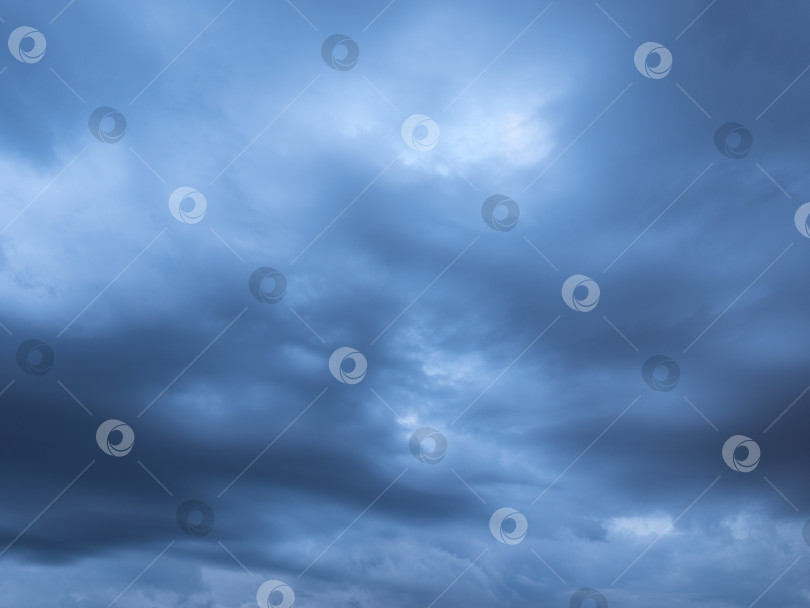 Скачать Красивые облака различной формы в высоком небе фотосток Ozero