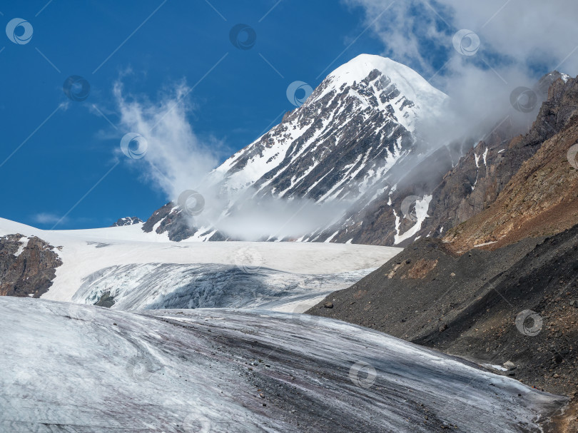 Скачать Большой ледник Актру, расположенный высоко в горах, покрыт снегом и льдом. Зимний пейзаж Алтая. Вид на заснеженный склон по пути к перевалу в горах. фотосток Ozero