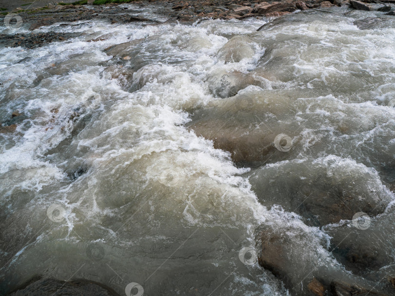 Скачать Буруны на воде крупным планом. Мощный поток воды смывает все. фотосток Ozero