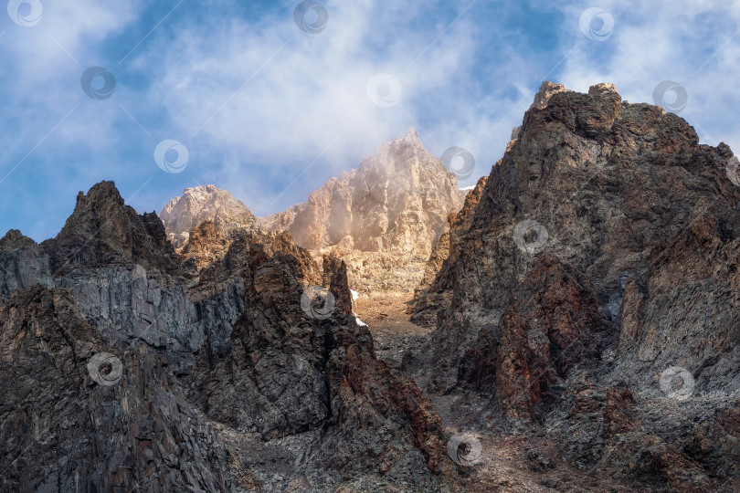 Скачать Ущелье в высокогорье, узкая тропинка среди скал, мистические горы. фотосток Ozero