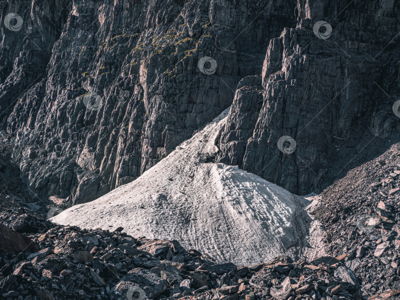 Скачать Маленький ледник в больших горах. Долина скалистых гор у высокой стены гор. фотосток Ozero