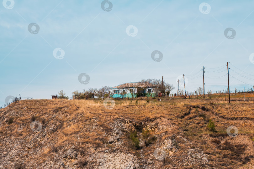 Скачать Одинокое ранчо на краю обрыва. Суровые условия горной жизни. Плохой образ жизни. фотосток Ozero