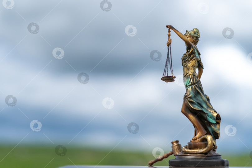 Скачать Статуя Фемиды на фоне грозового неба. Символ справедливости и закона, преступления и наказания. фотосток Ozero