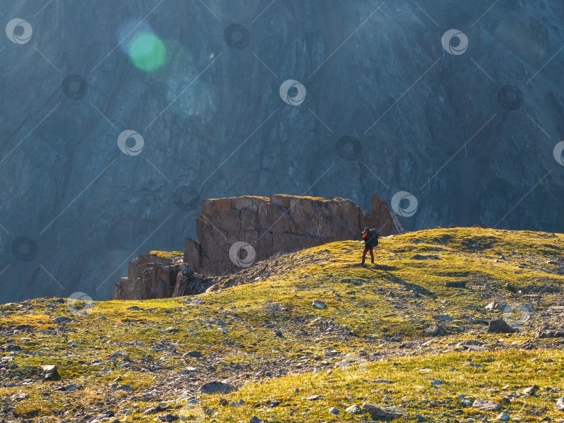 Скачать Экстремальная экспедиция в горы. Фотограф-путешественник сфотографировал туманный прекрасный вид на высокие снежные горы. Путешественник-фрилансер, блогер lifestyle, концепция приключенческого путешествия на открытом воздухе. фотосток Ozero