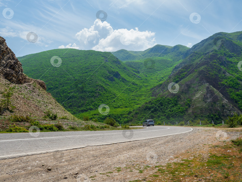 Скачать Красивая извилистая асфальтированная дорога в осенних горах. фотосток Ozero