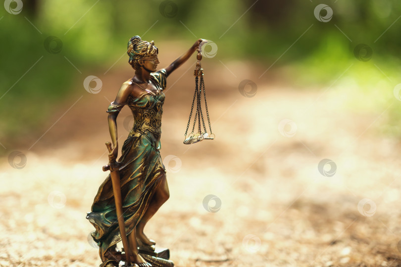 Скачать Статуя Фемиды в лесу. Символ справедливости и закона, преступления и наказания. фотосток Ozero