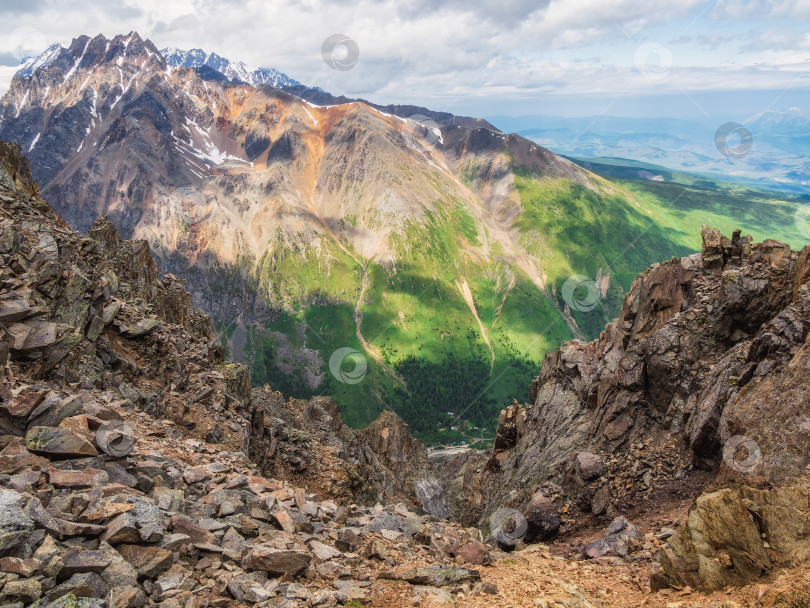 Скачать Атмосферный пейзаж с опасным горным ущельем среди скал в узкой долине в солнечную погоду. фотосток Ozero