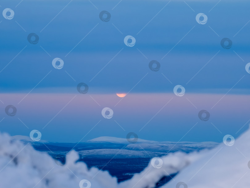 Скачать Луна частично скрыта за облаками. Часть полной луны за облаками. Арктическое вечернее небо с луной. фотосток Ozero