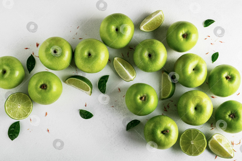 Скачать Спелые зеленые яблоки и сочные лаймы на светлом фоне фотосток Ozero
