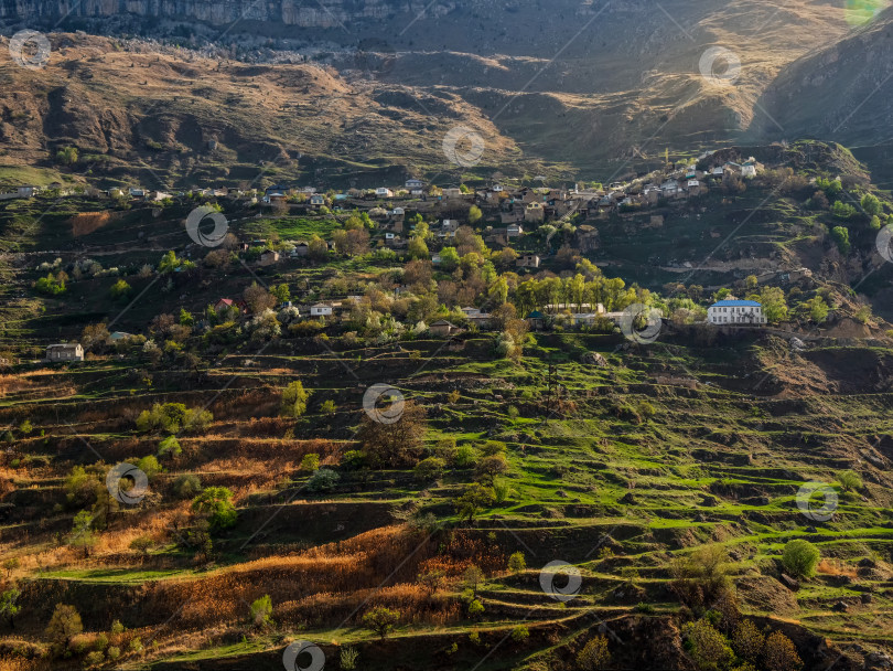 Скачать Деревня в ущелье Кавказских гор. Высокогорное село в Дагестане. фотосток Ozero