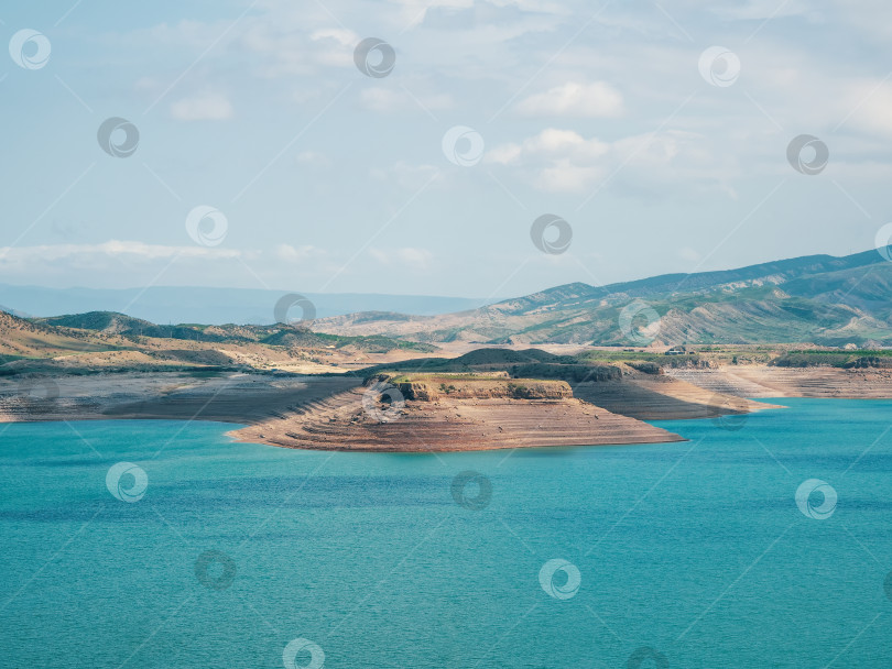 Скачать Прекрасный футуристический вид на каньон и водохранилище, Чиркейское водохранилище - самый большой искусственный водоем на Кавказе. Он расположен на реке Сулак. Дагестан. Россия. Удаленный просмотр. фотосток Ozero