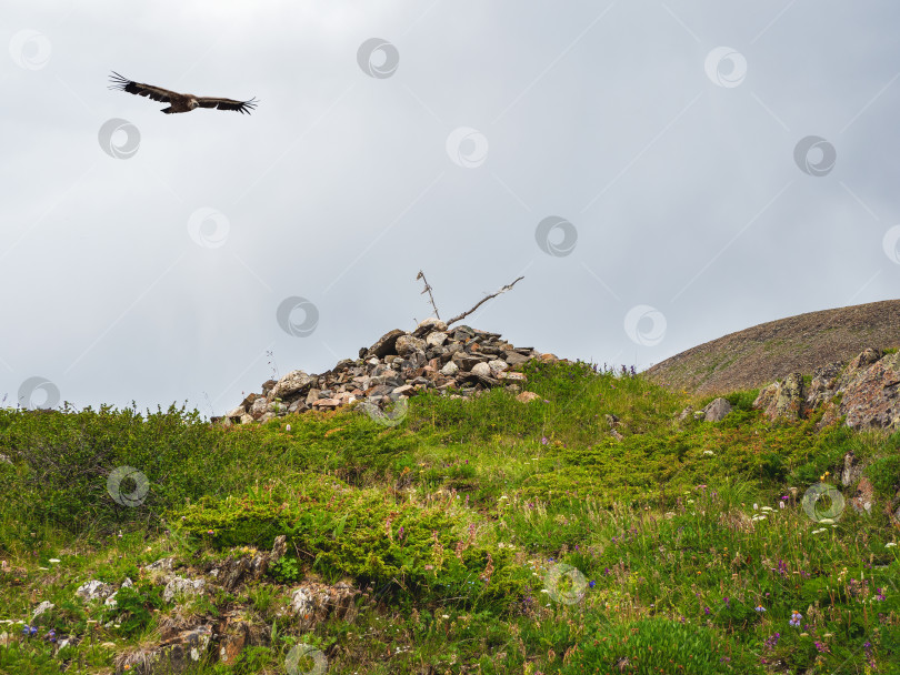 Скачать Груда камней (также называемая пирамидой из камней), языческий храм на вершине горы. фотосток Ozero